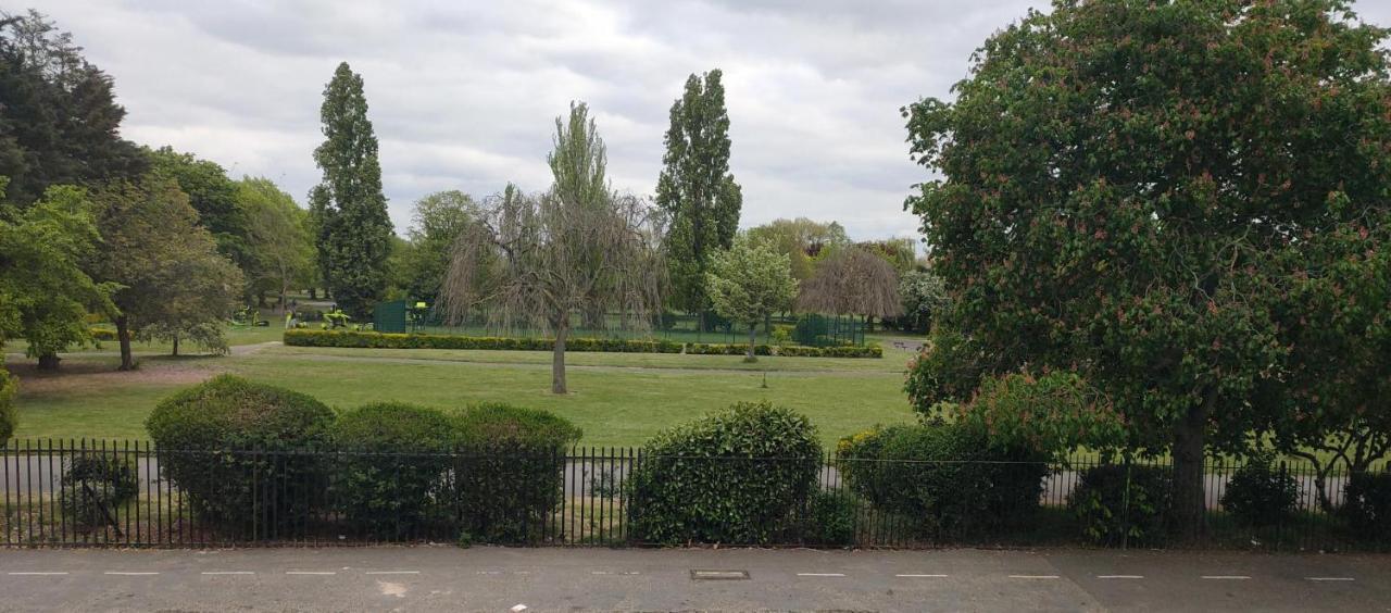 Jewel Of Barking London Villa Bagian luar foto